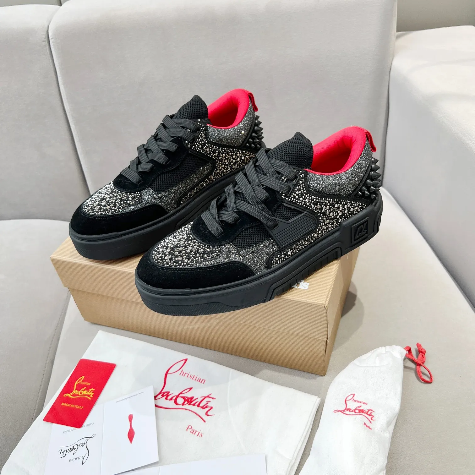 Men's clothing and shoes 💰760. Diamond face 🌹🌹🌹̋ Wang Junkai Yang Mi Xu Kai Zhang Jingyi Ding Chengxin Chen Muchi Wang Ziyi Same style Christian Louboutin Road Platinum 2024 [New product] Diamond face ASTROLOUBI Unisex thick-soled sports shoes red-soled shoes perfectly integrate fashion and sports, The fabrics are made of luxurious calfskin, soft suede, smooth satin and laminated leather, and the back is decorated with classic rivets. The interior is blended with a knitted tongue for added durability, breathability and quick-drying comfort. The outsole is made of a combination of EVA foam and imported rubber, and the colorful CL iconic letters on the side of the outsole show the brand's unique style. It is a ceiling-level comfortable skate shoe! ! ! Multiple colors available, currently male and female sizes 35--44